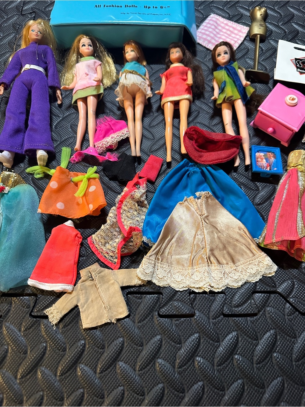🩷🧸Vintage Dawn & Friends Topper Lot
Dolls With Clothes Shoes and More 1970s🩷 - Picture 3 of 5
